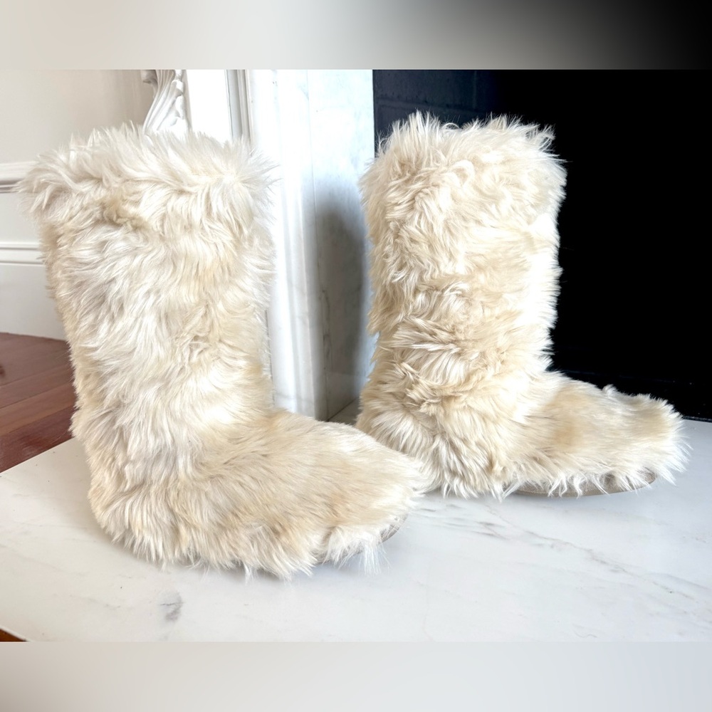 NEW Gap Women Lounge Cozy Cream Faux Fur Boots Slippers
Shoes Size S/M  7/8
NWOT